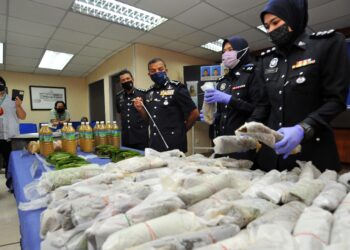 AYOB Khan Mydin Pitchay (tiga kanan) menunjukkan sejumlah 542.73kg daun ketum dan 300 liter air ketum yang berjaya dirampas pada sidang akhbar di IPK, Johor Bahru di Johor. -UTUSAN/RAJA JAAFAR ALI
