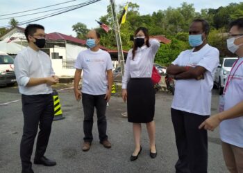 WONG Kah Woh (kiri) meninjau Program Outreach Vaksinasi DUN Menglembu di Dewan Orang Ramai Lahat di Ipoh hari ini.  - UTUSAN/MOHAMAD HAFIZI MOHD. SAID