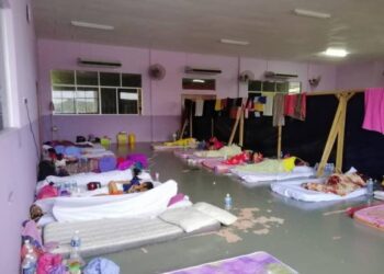 Pesakit Covid-19 terpaksa tidur di tilam atas lantai di PKRC Dewan Sri Pertiwi Kinabatangan