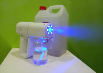 ALAT penyembur nano tanpa wayar bersama cecair sanitasi lima liter yang kini dipasarkan secara meluas pada harga yang berbeza termasuk oleh mereka yang tidak mempunyai latar belakang perubatan.