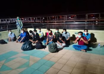 PATI yang ditahan ketika cuba memasuki negara menerusi perairan Johor selatan awal malam tadi. - UTUSAN/IHSAM TLDM