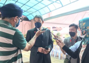 MOHAMAD Hasan ketika ditemui pemberita selepas beliau menghadiri hari terakhir Persidangan Pertama Penggal Keempat Dewan DUN Negeri Sembilan Yang Ke-14 di Wisma Negeri, Seremban hari ini.-UTUSAN/ZAKKINA WATI AHMAD TARMIZI.