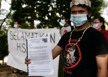 SHAQ Koyok hadir bersama wakil gabungan NGO pertahankan HSKLU di Bangunan SUK, Shah Alam hari ini bagi menyerahkan memorandum kepada Kerajaan Negeri Selangor berikutan penyahwartaan hutan simpan paya gambut itu. - UTUSAN / ZULFADHLI ZAKI