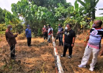 MUSTAQIM Mustaza (kanan) dan Zool Amali ketika melihat tapak tanah yang telah diwartakan sebagai tanah perkuburan Islam selepas sidang akhbar di Bandar Tasik Senangin, Lenggeng, Seremban hari ini.-UTUSAN/AFIFI HAFIZ MOHD NOR