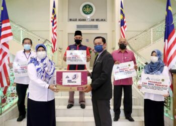 ZUBAIDAH Hamzah (dua dari kiri) menyampaikan sumbangan bakul makanan kepada Muhammad Ikram Ibrahim (tiga dari kanan) pada program CSR Hasil Prihatin LHDN Peringkat Pejabat Pengarah Negeri, Negeri Sembilan dan Melaka di bangunan MAIM Bukit Palah. UTUSAN/RASUL AZLI SAMAD