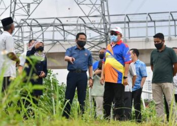 JALALUDDIN Alias memperkatakan sesuatu kepada Shahidan Kassim sewaktu meninjau projek kebun bandar Hijrah Warrior di Kuala Lumpur. – Foto ihsan Jalaluddin Alias
