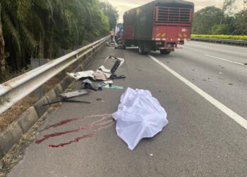 SEORANG maut dalam kejadian nahas di kilometer 219.9 Lebuh Raya Utara Selatan (arah Utara) di Alor Gajah, Melaka. - UTUSAN/DIYANATUL ATIQAH ZAKARYA
