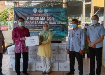 (Dari kiri) MANSOR Yusof, Shamsul Ridzuan Idris, Zarina Ishak, Sabdin Idris dan Mohamad Rizal Sahari pada program bantuan ikan segar kepada penduduk PKPD Taman Samudera di Seri Manjung hari ini. - UTUSAN/SHAMSUL KAMAL AMARUDIN