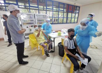 ASMIRUL Anuar Aris (kiri) meninjau pusat vaksinasi sementara yang dibuka secara ‘walk-in’ di Terminal Jeti Kuala Kedah, Alor Setar hari ini. - UTUSAN/NUR ANATI JUHARI