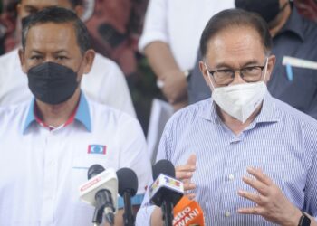 ANWAR Ibrahim dalam sidang akhbar selepas menghadiri Mesyuarat MPN PKR Negeri Sembilan di Kediaman Rasmi Menteri Besar Negeri Sembilan di Seremban hari ini.-UTUSAN/MOHD. SHAHJEHAN MAAMIN.
