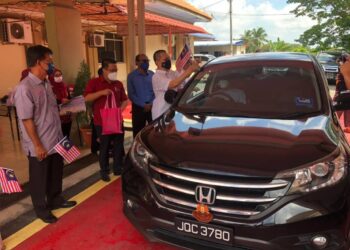 JAMALUDDIN A. Hamid (tengah) melepaskan konvoi kenderaan sempena Program Sepakat @ Komuniti Daerah Kluang : Road To Hari Malaysia 2021 di Pejabat Daerah Kluang di sini hari ini.