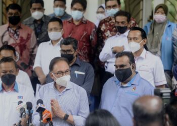 ANWAR Ibrahim dalam sidang akhbar selepas menghadiri Mesyuarat MPN PKR Negeri Sembilan di Kediaman Rasmi Menteri Besar Negeri Sembilan di Seremban hari ini.-UTUSAN/MOHD. SHAHJEHAN MAAMIN.