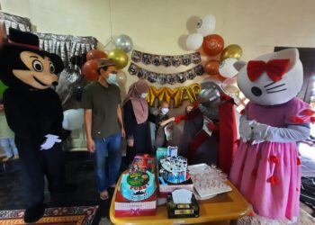 MUHAMMAD Ammar Mohd. Suhaimi (tengah) ditemani Farawahida Md. Ishak (tiga dari kiri) 
dan Mohd. Suhaimi Zakaria (dua dari kiri) menyambut hari ulang tahun  di Kampung Bahagia, Mukim Guar Kepayang, Pendang hari ini. - UTUSAN/MOHD. RIFAAT ABD. HAMID