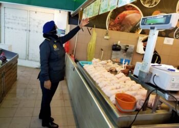 PEGAWAI Penguatkuasa KPDNHEP memeriksa premis yang menjual ayam di sebuah pasaraya di Johor.