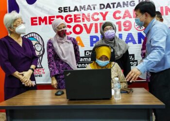 NORLELA ARIFFIN (dua dari kanan) ketika diberi penerangan mengenai operasi Covid-19 Emergency Careline di Taman Guar Perahu, Bukit Mertajam, Pulau Pinang hari ini.