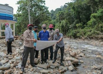 AZHARI Mohamed (dua dari kanan) bersama-sama pegawai JMG  melakukan tinjauan penyediaan data geospatial bencana banjir di Titi Hayun, Yan hari ini.
- UTUSAN/ SHAHIR NOORDIN