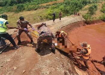 PASUKAN penyelamat mengangkat mayat seorang mangsa lemas di Lombong Bijih Besi Batu Talam, Cheroh di Raub, Pahang. - GAMBAR IHSAN BOMBA DAN PENYELAMAT PAHANG