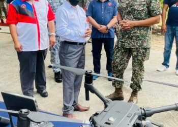 RODZI Md. Saad (tengah) diberi taklimat mengenai peralatan dron ketika tinjauan Op Benteng di Pos Tanjung Sepang, Johor hari ini. – Foto ihsan KP MKN