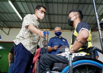 AHMAD Faizal Azumu (kiri) beramah-mesra bersama atlet memanah paralimpik negeri Perak ketika melawat Pusat Latihan Memanah Para di padang Jabatan Veterinar negeri Perak di Ipoh hari ini. - UTUSAN/ZULFACHRI ZULKIFLI