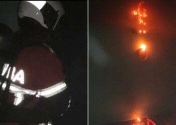 ANGGOTA bomba memadamkan kebakaran rumah mangsa di Jalan Parit 3, Sungai Burung, Tanjong Karang, Selangor, malam tadi.