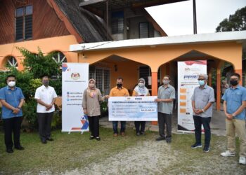 NORAINI Ahmad (tiga, kiri) menyerahkan geran PPRN kepada syarikat Bio Star Resources bagi inovasi menghasilkan mesin memproses kopi jambu dan kopi padi di Batu Pahat, Johor.
