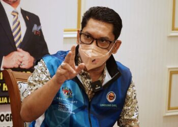 AHMAD Faizal Azumu sewaktu sidang akhbar selepas sesi perjumpaan bersama sukarelawan (MyVac) dan petugas-petugas di PPV Stadium Indera Mulia di sini semalam.- UTUSAN/ZULFACHRI ZULKIFLI