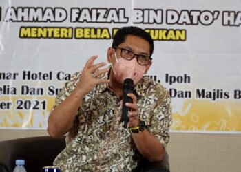 AHMAD Faizal Azumu pada program ‘Moh Lepak Sekejap Bersama YB Peja’ di  Ipoh hari ini.