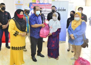 WAN ADNAN Wan Mamat (tiga dari kanan) menyampaikan bakul makanan kepada golongan kurang berkemampuan di Balai Raya Balok di Kuantan, Pahang. - UTUSAN/SHAIKH AHMAD RAZIF