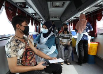 PETUGAS  kesihatan memberikan suntikan vaksin Covid-19 kepada penerima yang menyertai SelVAX Mobile di Kompleks Pasar Besar Meru, Klang, Selangor hari ini- UTUSAN / MOHAMAD NAUFAL MOHAMAD IDRIS