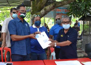 MUSTAFA Salim (kiri) menerima borang keahlian UMNO daripada Mohd, Tahir Bujang dalam sidang akhbar di Sikamat, Seremban hari ini- UTUSAN/ZAKKINA WATI AHMAD TARMIZI.