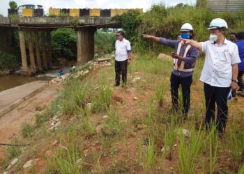 SOLIHAN Badri (kanan) meninjau tapak kerja naik taraf jalan dari Taman Kempas Utama ke Kampung Maju Jaya di Johor Bahru, Johor.