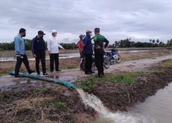 RAZMAN Zakaria (tiga dari kiri) meninjau kawasan sawah yang mengalami masalah air  di Kuala Kurau di Parit Buntar hari ini.  - UTUSAN/WAT KAMAL ABAS