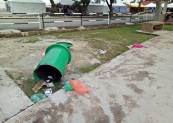 SEBAHAGIAN daripada tong sampah yang diselongkar oleh monyet di Pantai Merdeka, Sungai Petani, Kedah. -  UTUSAN/NUR SYAZWANA MANSOR