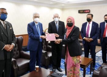 ISMAIL Sabri Yaakob menyerahkan surat lantikan kepada Sapiah Mohd. Nor (tiga kanan) di bangunan Parlimen. -FOTO FB Mahdzir Khalid