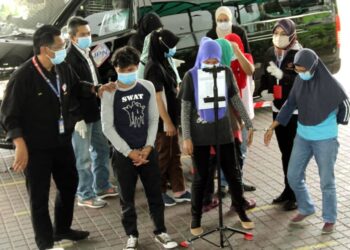 TUJUH pekerja asing warga Indonesia dan Filipina tiba di Bangunan Mahkamah Sultan Salahuddin Abdul Aziz Shah, Shah Alam, Selangor, hari ini- UTUSAN / MOHAMAD NAUFAL MOHAMAD IDRIS