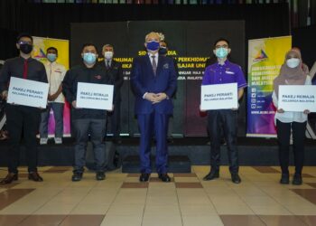 ANNUAR Musa (tengah) bergambar bersama para pelajar selepas melancarkan Pakej Remaja Keluarga Malaysia dan Pakej Peranti Keluarga Malaysia pada sidang akhbar pengumuman pakej diskaun perkhidmatan telekomunikasi untuk para pelajar universiti di Wisma Radio Angkasapuri di sini, hari ini. -UTUSAN/ FARIZ RUSADIO