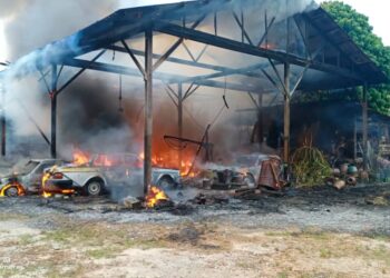KEADAAN buah bengkel yang terbakar memusnahkan tiga buah kereta dan empat buah motosikal di Jalan Iskandar, Kampar semalam. - UTUSAN/IHSAN JBPM