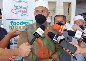IDRIS Ahmad ketika ditemui pemberita selepas program Penyerahan Foodbank Yapeim dan Kotak Makanan Yadim di Masjid Al-Wahhab Permatang Duyong, Melaka. - UTUSAN/DIYANATUL ATIQAH ZAKARYA