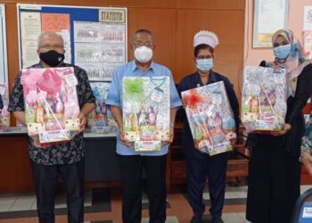 KAMARUDDIN Abu Bakar (dua dari kiri )menyampaikan hamper untuk bayi yang dilahirkan pada Hari Malaysia di Hospital Taiping hari ini. - UTUSAN/WAT KAMAL ABAS