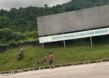 ANGGOTA bomba mengambil masa kira-kira sejam untuk mengawal dan membantu pihak polis menahan seorang lelaki dipercayai kurang siuman yang berjalan sambil memegang sebilah sabit di Jalan Ketitir, Bukit Gambir, Pulau Pinang.