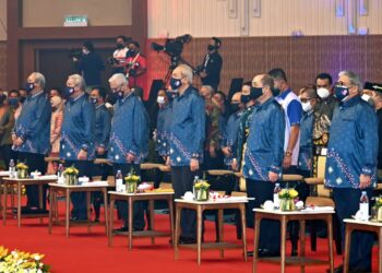 ISMAIL Sabri Yaakob (empat kanan) bersama Juhar Mahiruddin (tiga kanan), Hajiji Noor (dua kanan) dan tetamu kehormat lain semasa sambutan Hari Malaysia Peringkat Kebangsaan 2021 di SICC Kota Kinabalu malam ini.