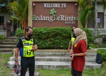 ROHAIMI Md. Isa (kanan) menerangkan mengenai prosedur operasi standard (SOP) Fasa 3 PPN kepada kakitangan Redang De’Rimba Resort di Pulau Redang di Kuala Nerus, hari ini. - PUQTRA HAIRRY ROSLI