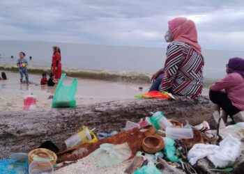 LONGGOKAN sampah yang ditinggalkan  pengunjung yang ditemukan di pantai Ban Pecah dekat Parit Buntar. - UTUSAN/WAT KAMAL ABAS