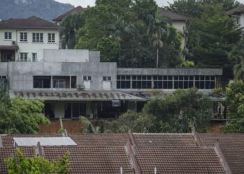 BAHAGIAN belakang rumah teres 2 tingkat yang terlibat dalam kejadian tanah runtuh di Jalan Kemensah Height ketika tinjauan di sini, hari ini. UTUSAN/FARIZ RUSADIO