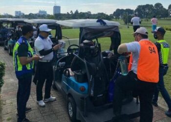POLIS memeriksa seorang pengunjung sebuah kelab golf di Shah Alam Selangor sebelum mengeluarkan kompaun sebanyak RM38,000 kepada majikan dan pekerja atas pelbagai kesalahan.