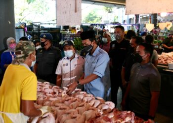MOHD. Zawawi Mughni memantau harga semasa ayam bersama Muhammad Zikril Azan sewaktu walkabout pemantauan harga ayam di Pasar Awam Seksyen 6 Shah Alam, Selangor pada hari ini. UTUSAN / ZULFADHLI ZAKI