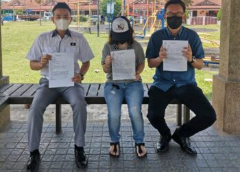 NG (tengah) menunjukkan laporan polis yang dibuat kerana diganggu pengutip hutang yang mendakwa bapanya meminjam RM50,000 di Johor Bahru, Johor.