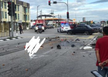 KEADAAN mayat penunggang motosikal yang digilis lori di persimpangan lampu isyarat di Jalan Ipoh-Kuala Kangsar di Sungai Siput hari ini. - UTUSAN