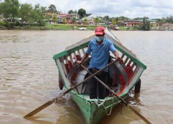 Abang Safian Abang Mat menyusuri Sungai Sarawak dengan membawa hanya seorang penumpang.