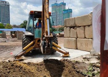 JENGKAUT digunakan bagi mengesan sambungan bekalan air tidak sah di sebuah tapak projek pembangunan di Kuala Lumpur. - FOTO SPAN